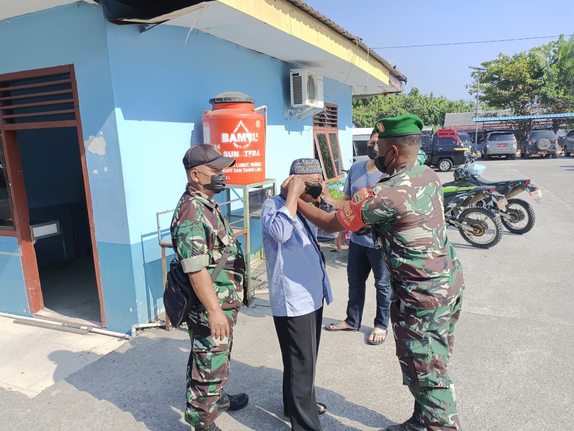 Guna Cegah Covid 19 Ini Himbauan Babinsa Serma Sayuti Di Pelabuhan