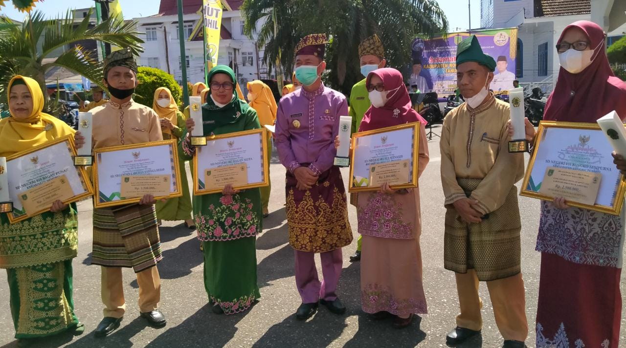 Sempena HUT Ke-22, Bupati Rohil Berikan Piagam Penghargaan Kepada 8 Sekolah Adiwiyata Kabupaten