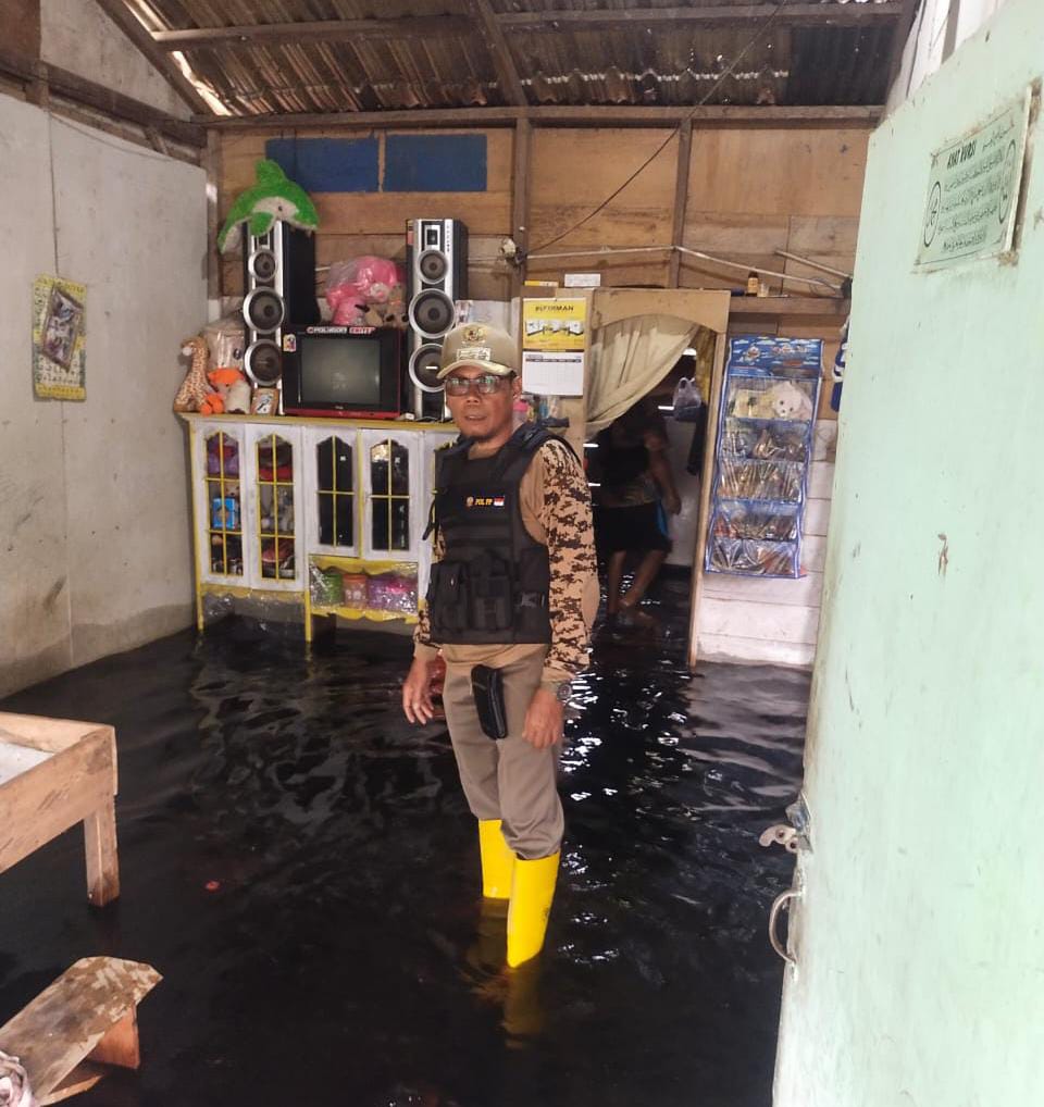 Tim dinsos memasuki rumah warga yang terkena banjir